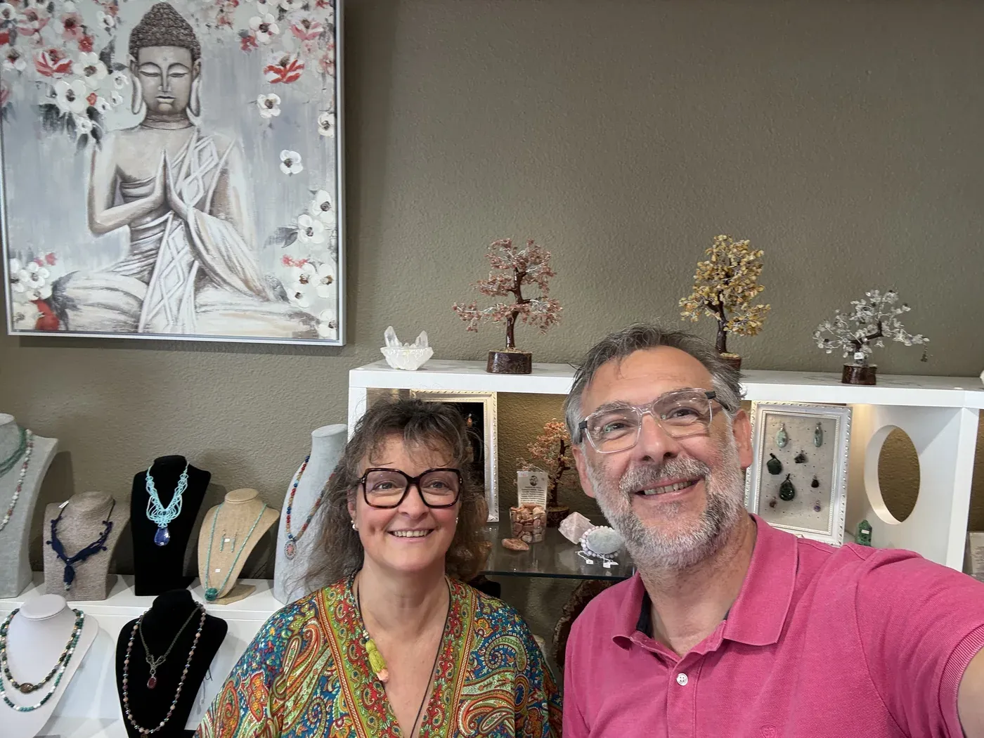 Louis, le gérant de la boutique Esprit d'Opale, et Laurence devant les minéraux et bijoux de la boutique
