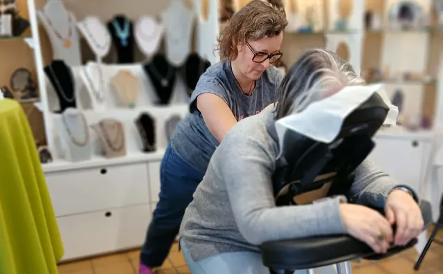 Massage Amma assis sur chaise ergonomique, à la Maison
