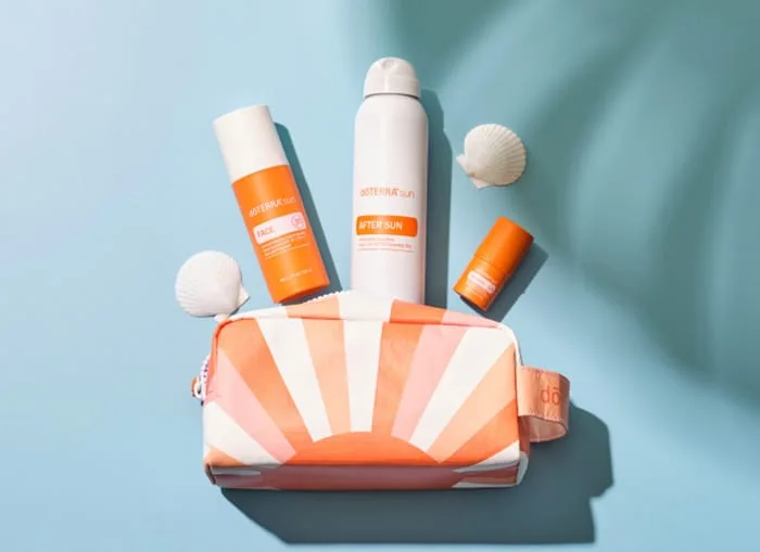 La trousse dōTERRA sun et ses produits posés sur fond bleu