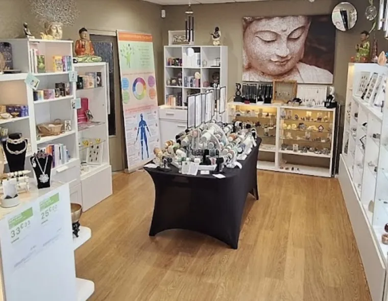 L'intérieur de la boutique Esprit d'Opale : minéraux, bijoux et espace bien-être
